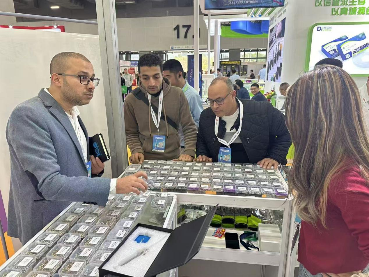 Ang Yamei Medical ay nagniningning sa International Dental Exhibition, na nangunguna sa kalakaran ng mga makabagong accessories ng implant